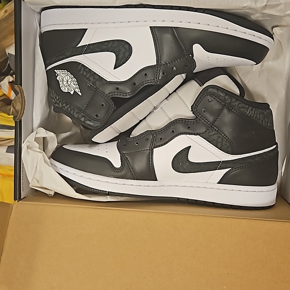 Air Jordan 1 Mid SE - Picture 3 of 4